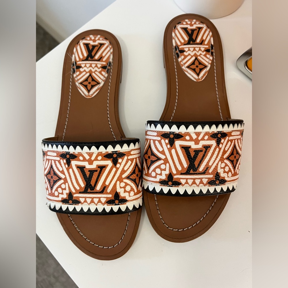 Monogram Crafty Lock It Flat Mule Creme Black 36